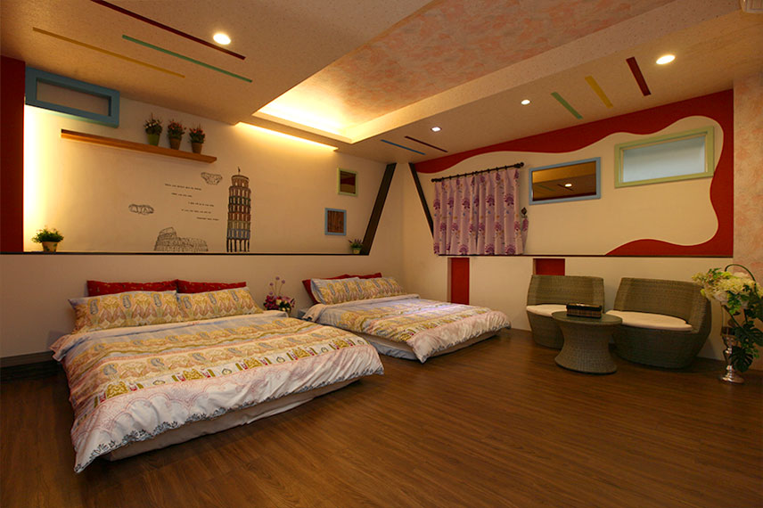 馬卡龍紅四人房